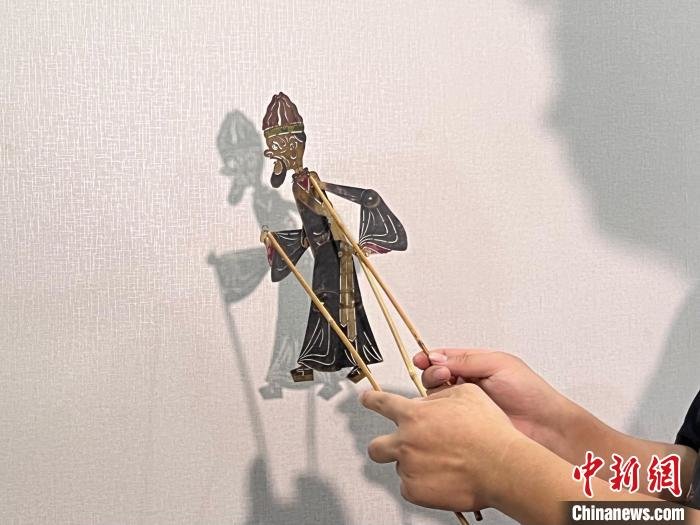 李一璠 摄疫情期间,孙卫制作的"皮影喊你做核酸"短视频在各大网络