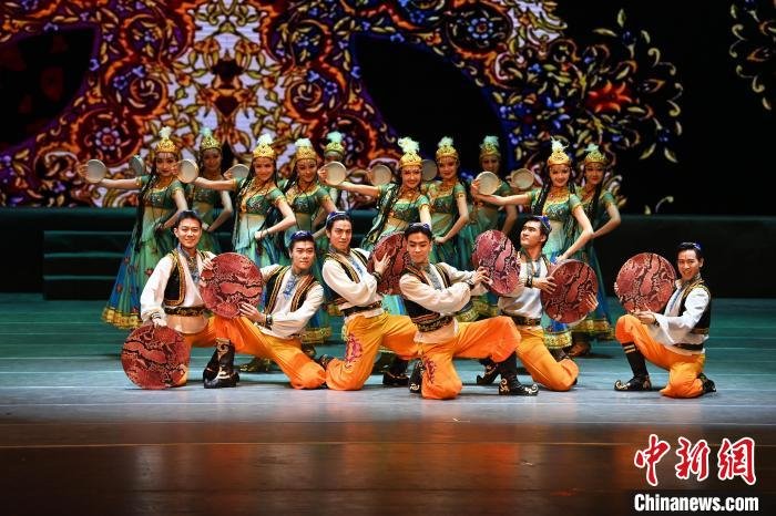 图为开幕式舞蹈《多彩民族风》。　李亚龙 摄