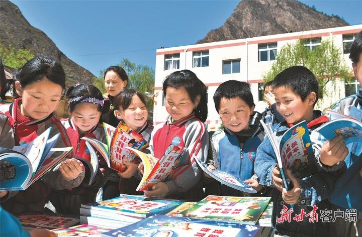 迭部县腊子口红军小学的孩子们收到捐赠的书籍 新甘肃·甘肃日报记者 盛学卿