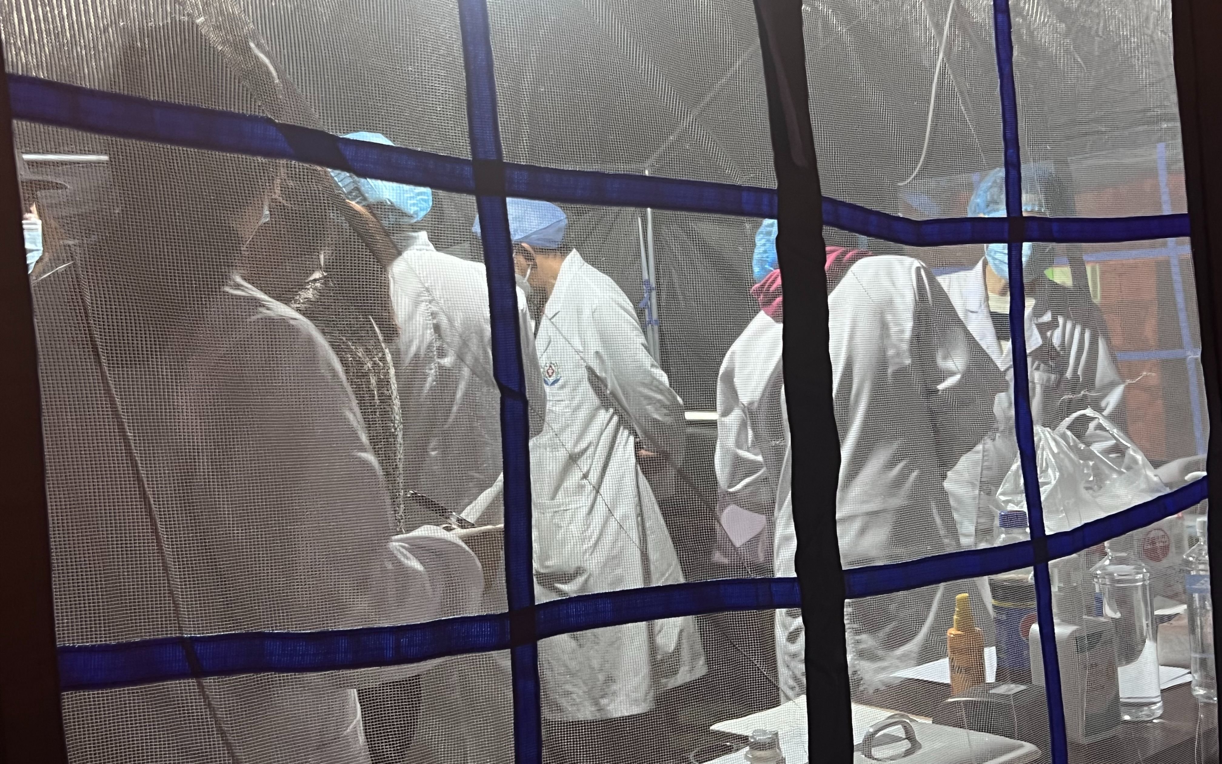9月6日深夜，磨西镇贡嘎广场安置点里，医护人员仍在忙碌。受访者供图