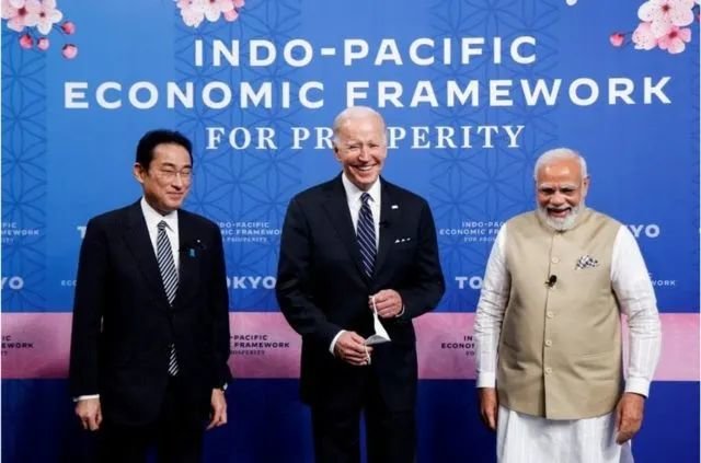 ▎日本首相岸田文雄，美国总统拜登和印度总理莫迪出席印太经济框架启动仪式。图源：路透社