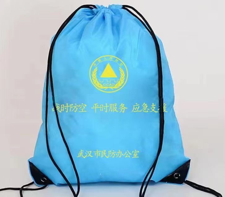 纪念品拉绳束口背包。
