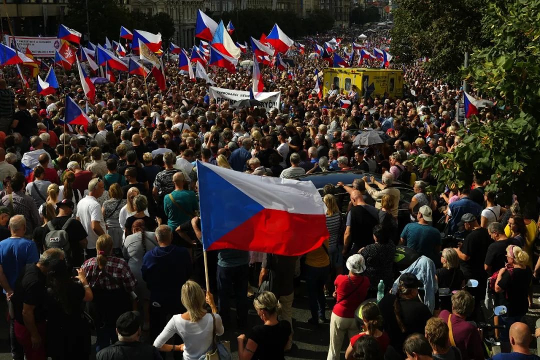 9月3日，约7万人在捷克首都布拉格市中心进行抗议。图源：视觉中国