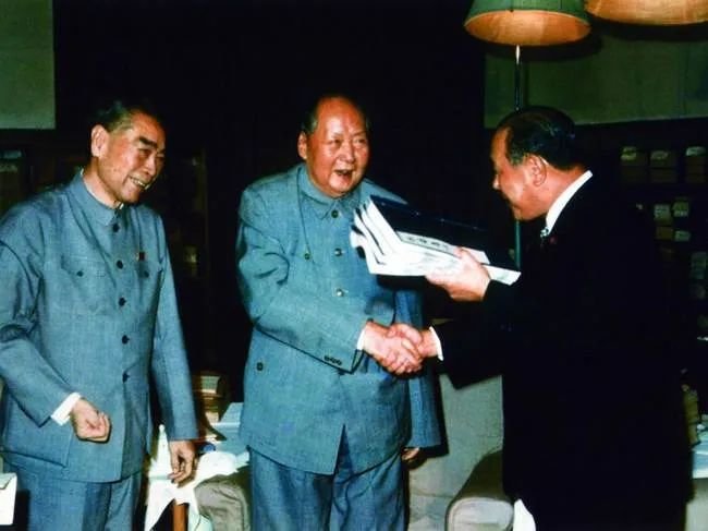 ▎1972年，毛泽东主席在周恩来总理陪同下会见日本前首相田中角荣。图源：北京日报