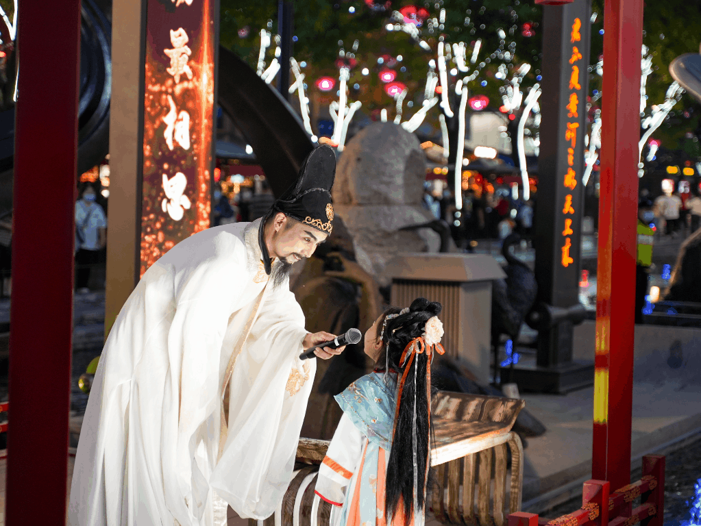 "过中秋,赏月亮,吃月饼,在大唐不夜城亲自动手,留下节日痕迹.