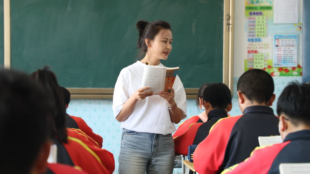 甘肃省兰州市榆中县马坡学校教师马彩艳正在给学生们上课 新华社记者