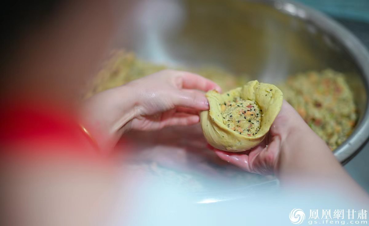 特制面皮包裹丰富馅料，成就兰州老月饼独一无二的魅力。杨艺锴 摄