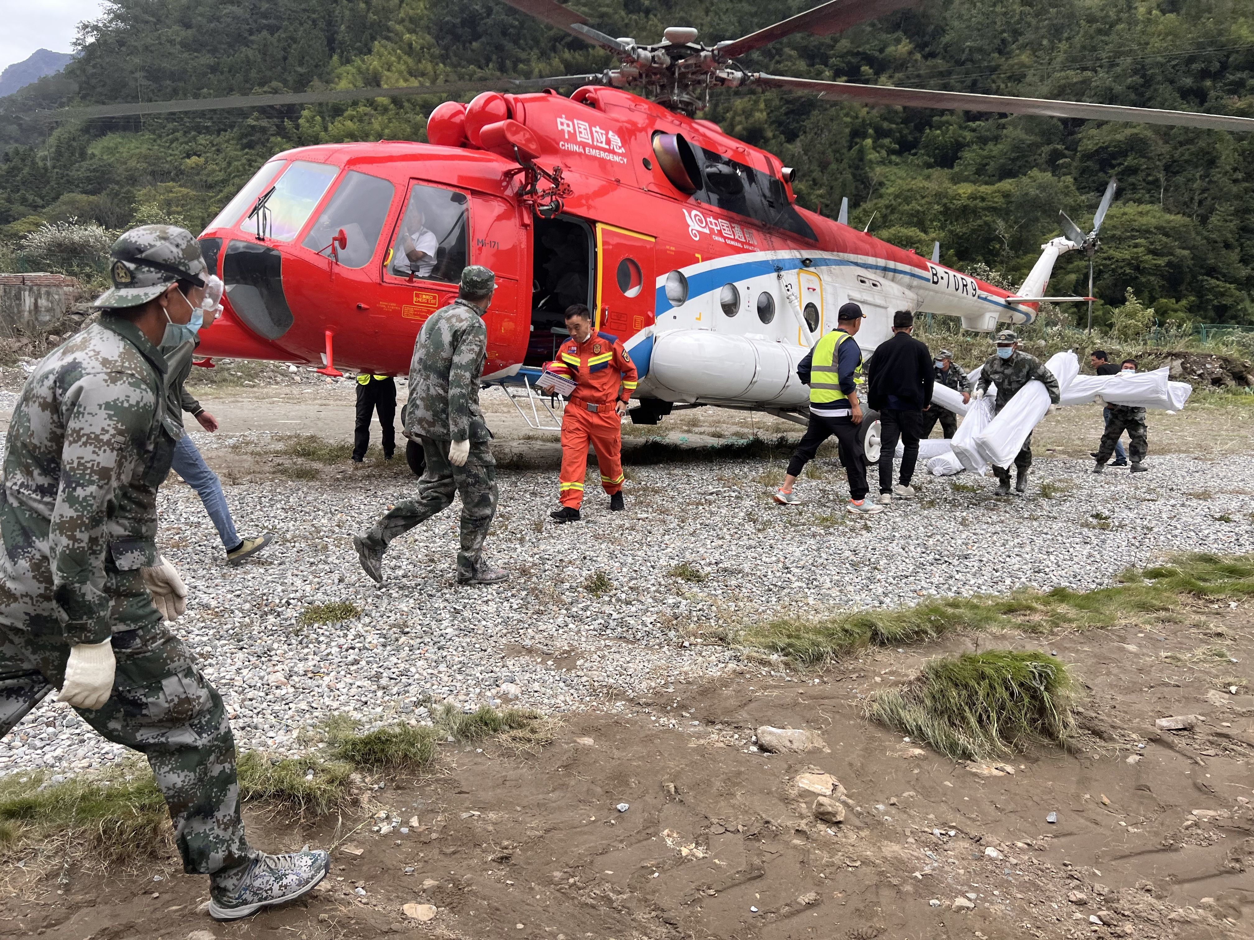 9月7日，中国通航的直升飞机给尚未打通道路的石棉县草科乡运送物资。受访者供图