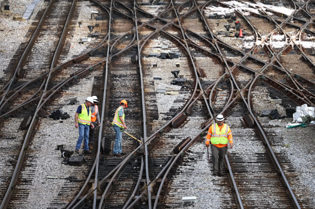 美国铁路工会与铁路公司就工作时间安排及病假政策等问题争执不下。图源：NYT