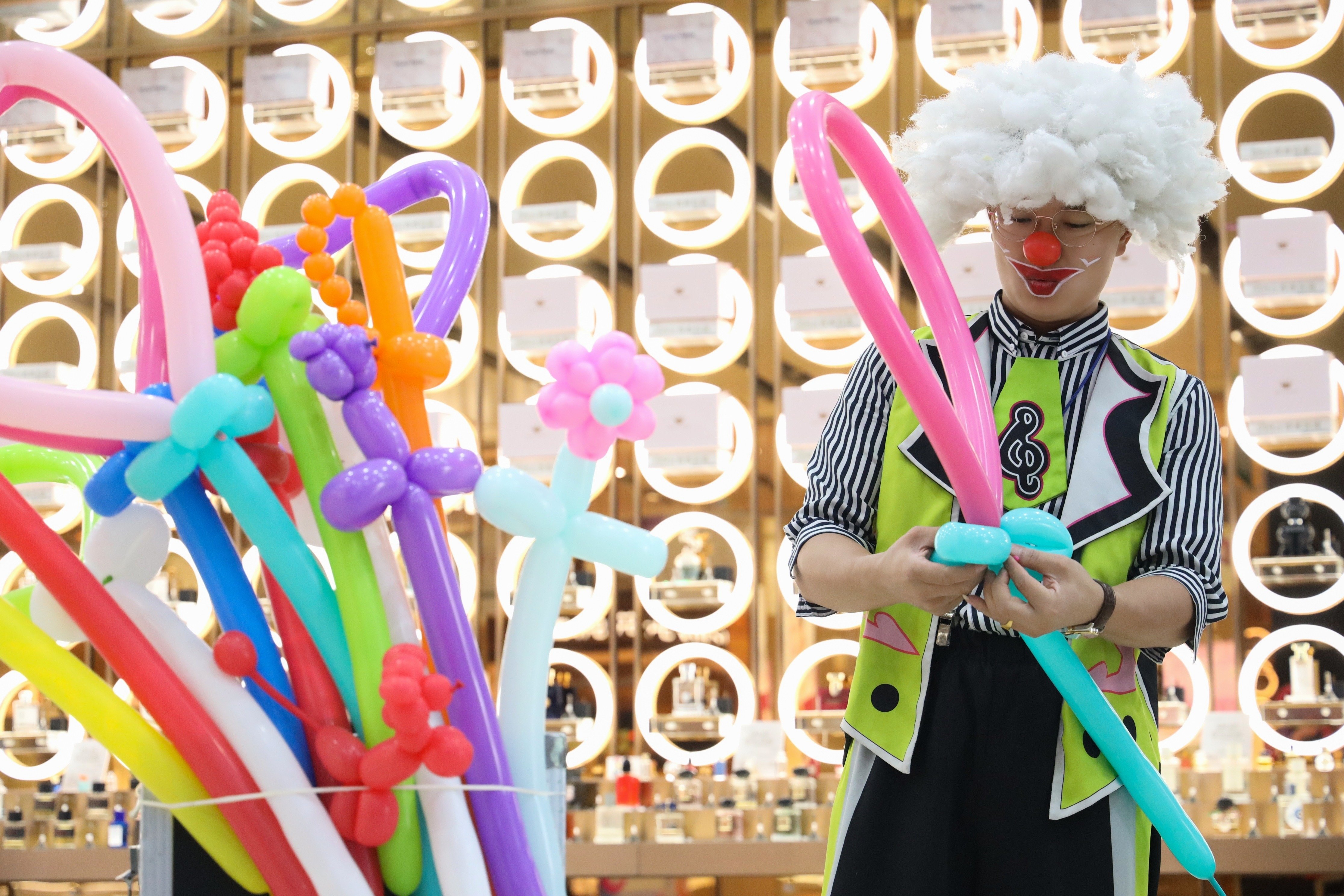 图为活动现场表演的小丑（冯超超 摄）