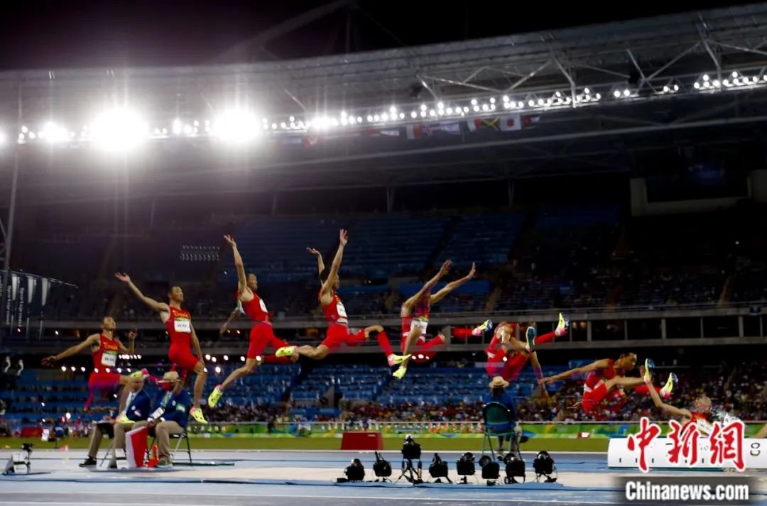 王嘉男在里约奥运会男子跳远决赛中。(多次曝光)杜洋 摄