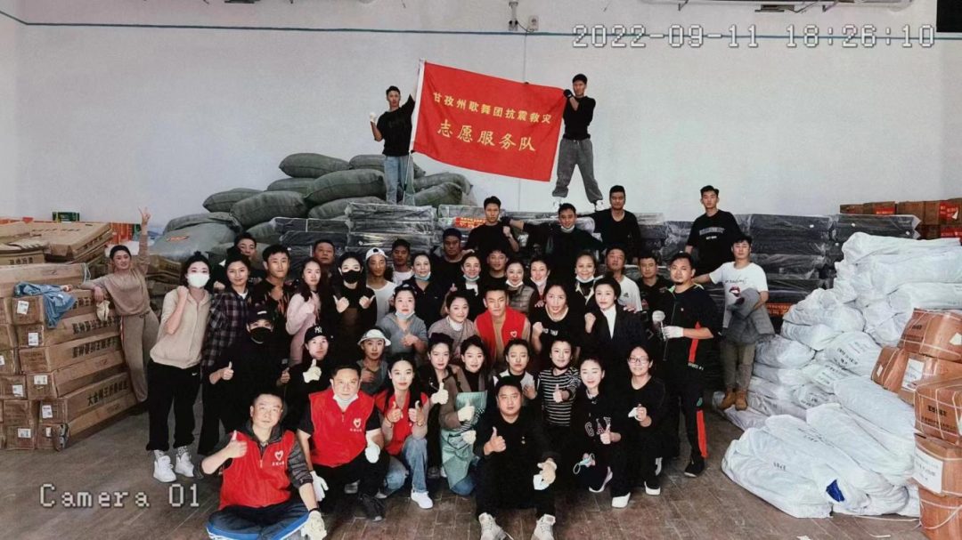 州歌舞团志愿者参与救灾物资搬运