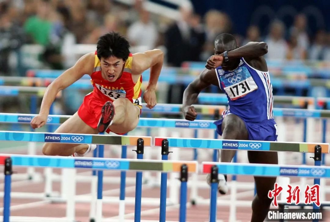 刘翔在雅典奥运田径110米栏决赛中以12秒91获得冠军，打破奥运会纪录，平世界纪录。这是中国男运动员在奥运会田径赛场上获得的第一枚金牌。毛建军 摄