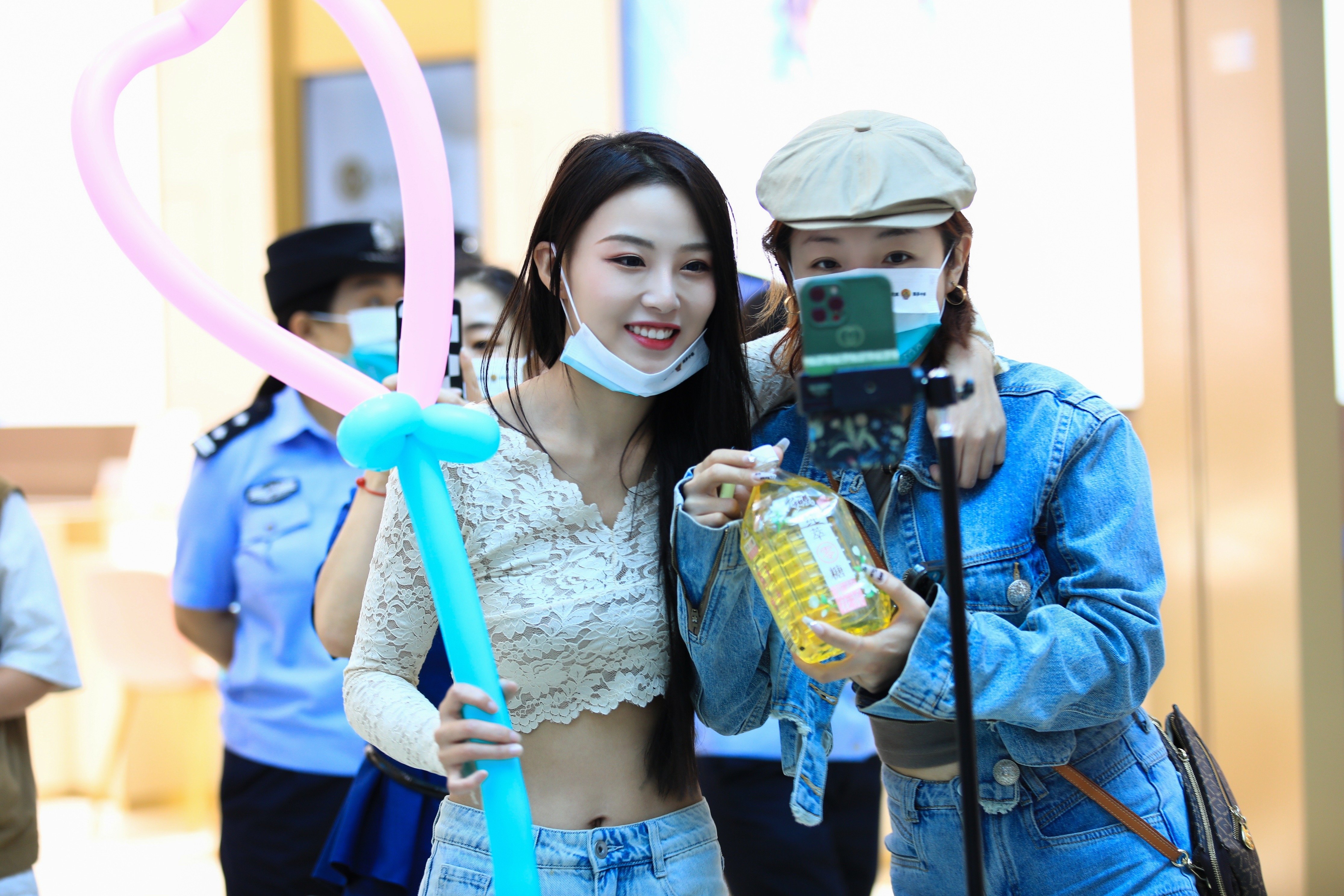 图为活动现场拍照的观众（孔令琰 摄）