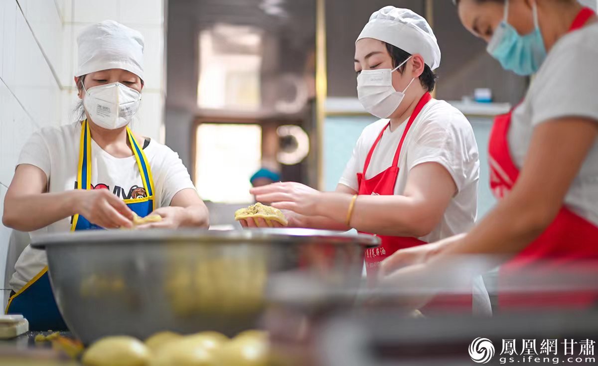 20年的传承中，彭氏油锅盔将纯手工制作贯穿始终。杨艺锴 摄