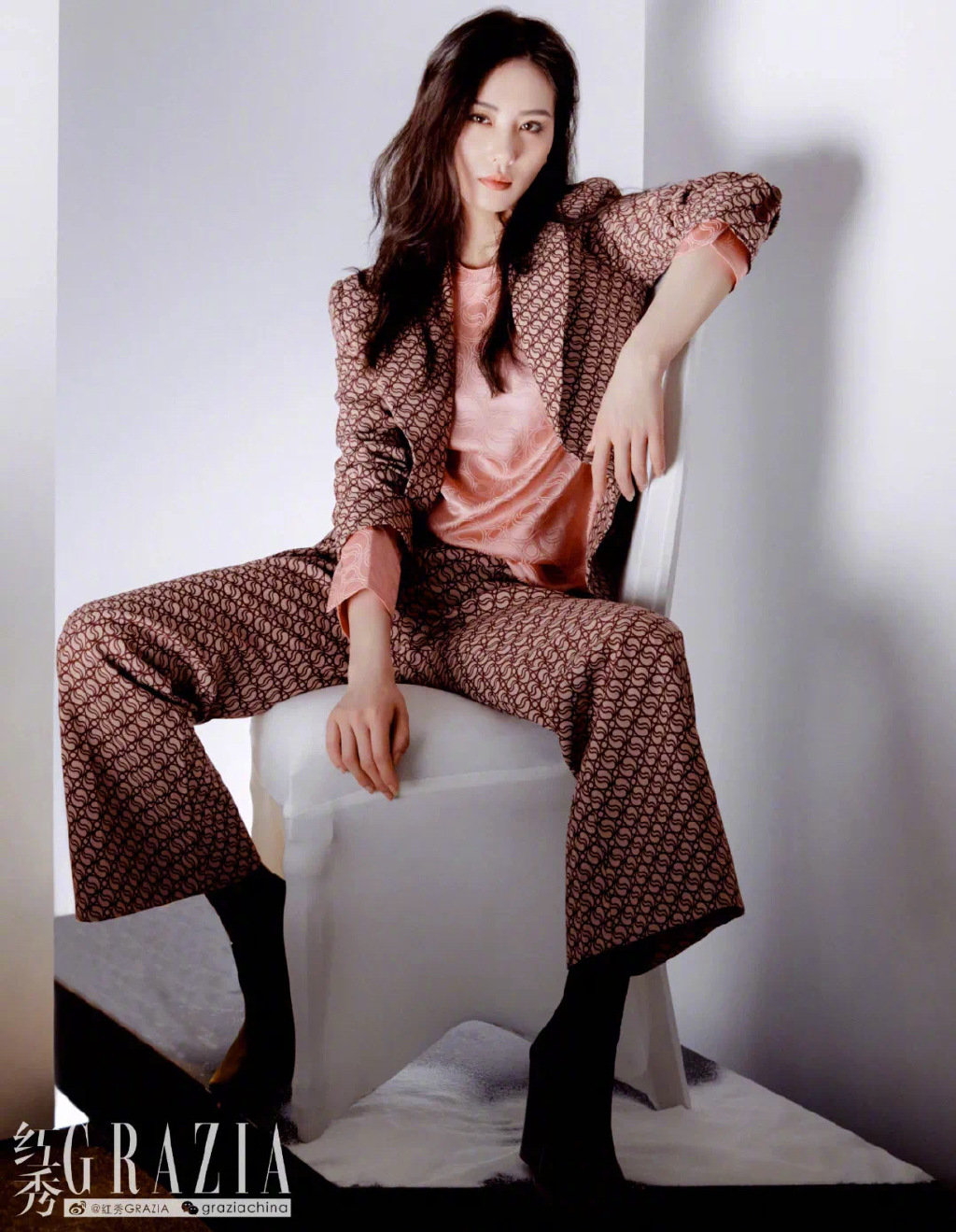 刘诗诗时尚写真传递多样魅力 勾勒绰约型格_凤凰网时尚_凤凰网