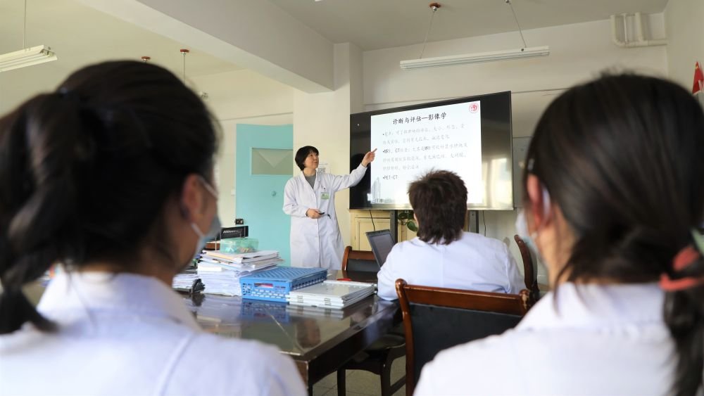 天津市中心妇产科医院妇产专业副主任医师饶阳给甘南州人民医院妇产科的医生进行培训（2021年1月15日摄）。新华社记者 张睿 摄