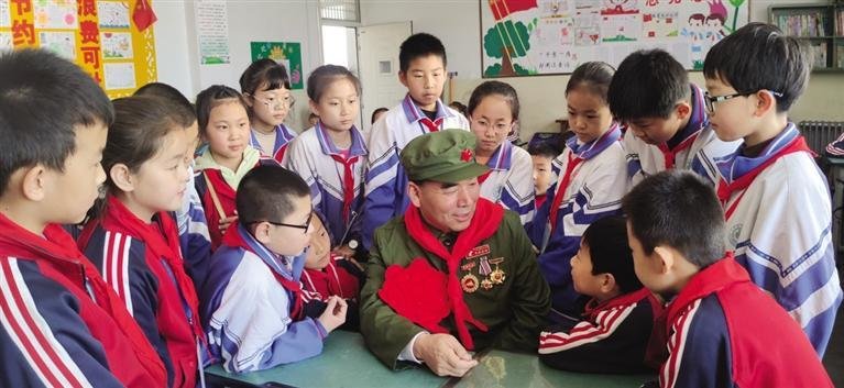 老党员为少先队员讲红色故事