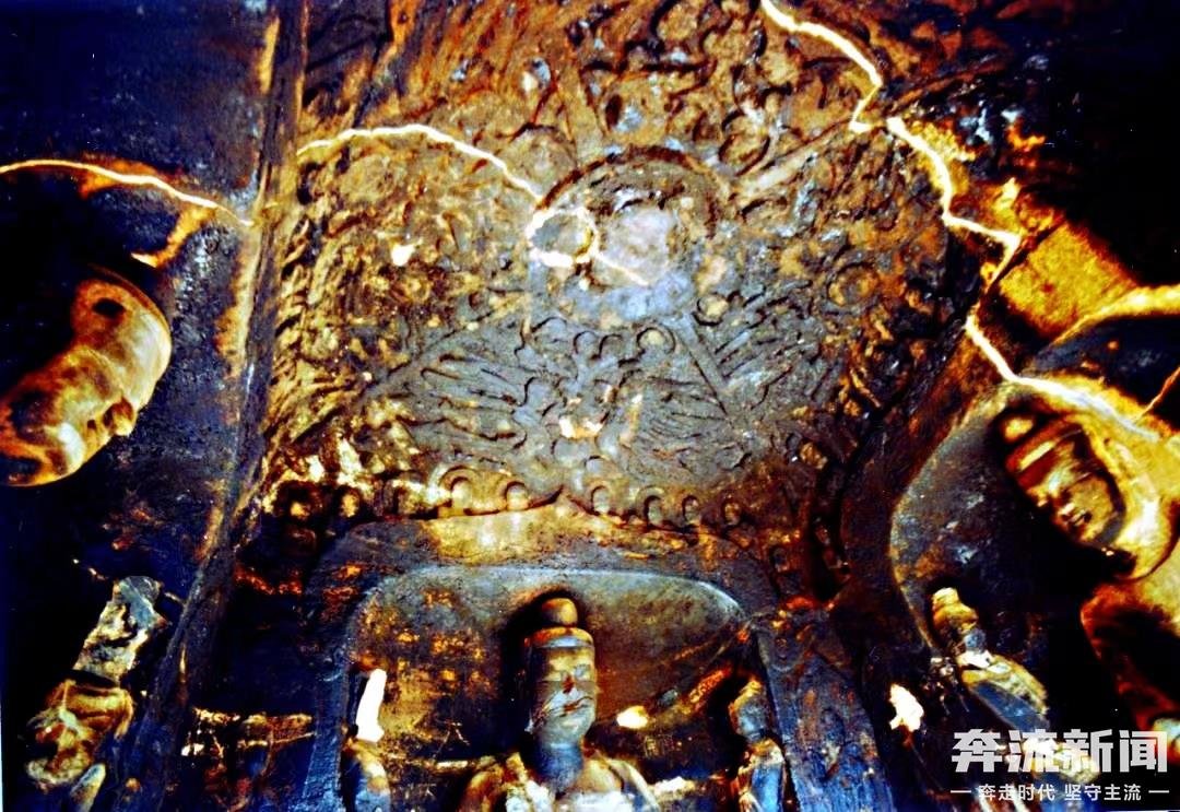 11号窟全景及藻顶