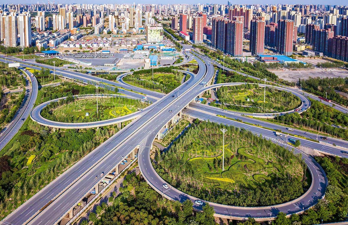 西环立交桥似蝴蝶展翅飞舞，似中国结端庄大方，畅通了区域流动。申丽广 摄