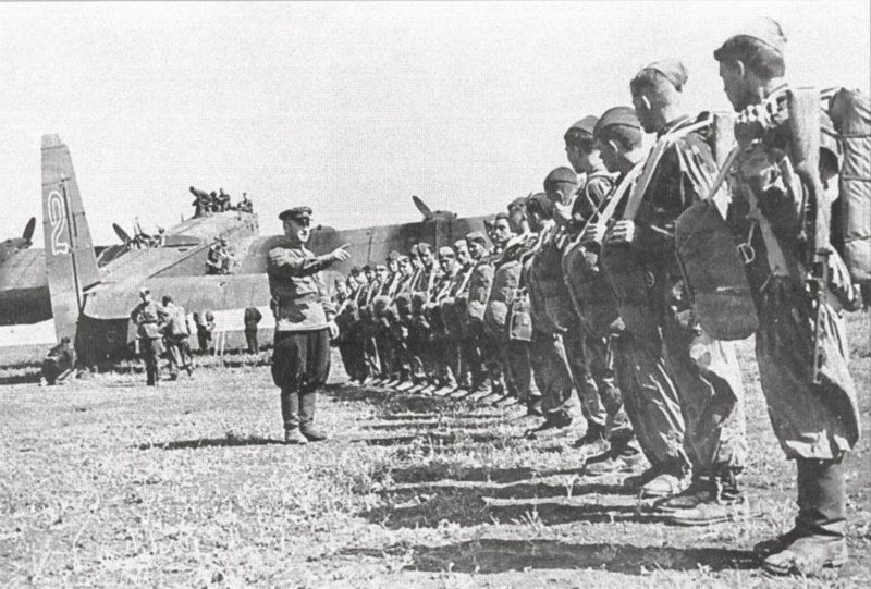 1943年9月，苏联空降兵发动第聂伯河右岸空降作战，这是他们历史上最大规模的伞降战斗。结果惨败，损失超过七成