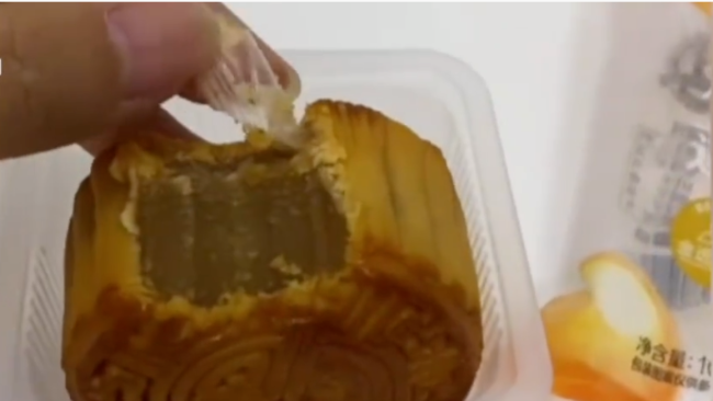 良品铺子月饼被曝吃出塑料 公司回应