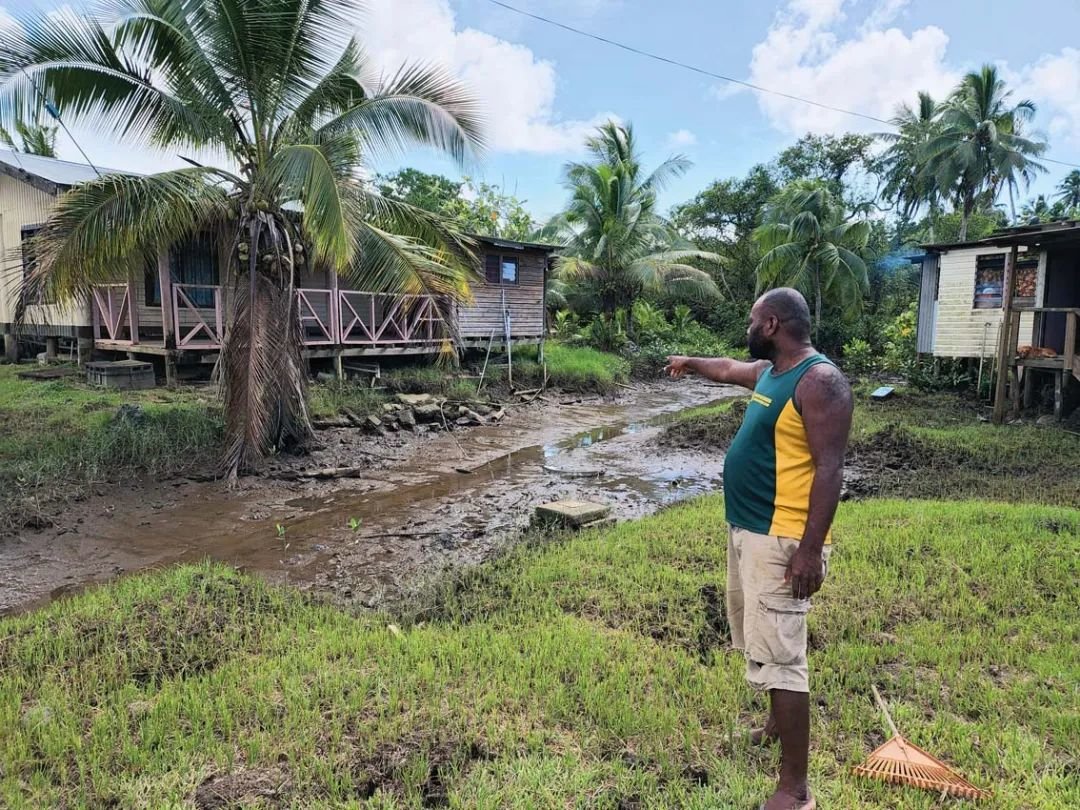 7 月 28 日，布莱图村村长助理德拉拉在介绍洪水袭击该村的情况 张永兴摄/本刊