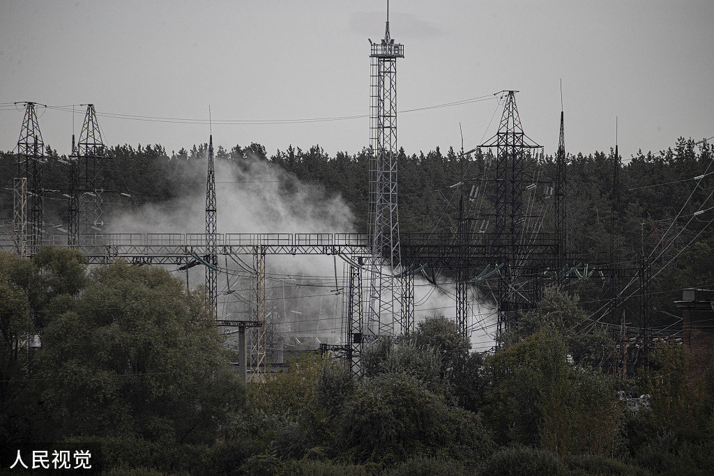 当地时间2022年9月12日，乌克兰哈尔科夫州，在哈尔科夫西部郊区，一枚俄罗斯火箭袭击了哈尔科夫的一座发电站，消防队员在灭火，现场浓烟滚滚。人民视觉 图