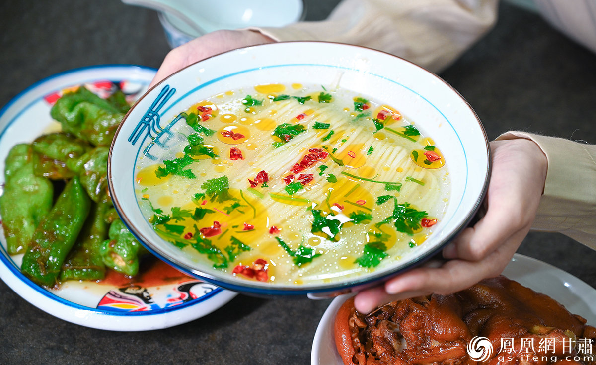 一碗酸爽可口的浆水面，成为陇上食客一年四季割舍不断的“最爱”。杨艺锴 摄