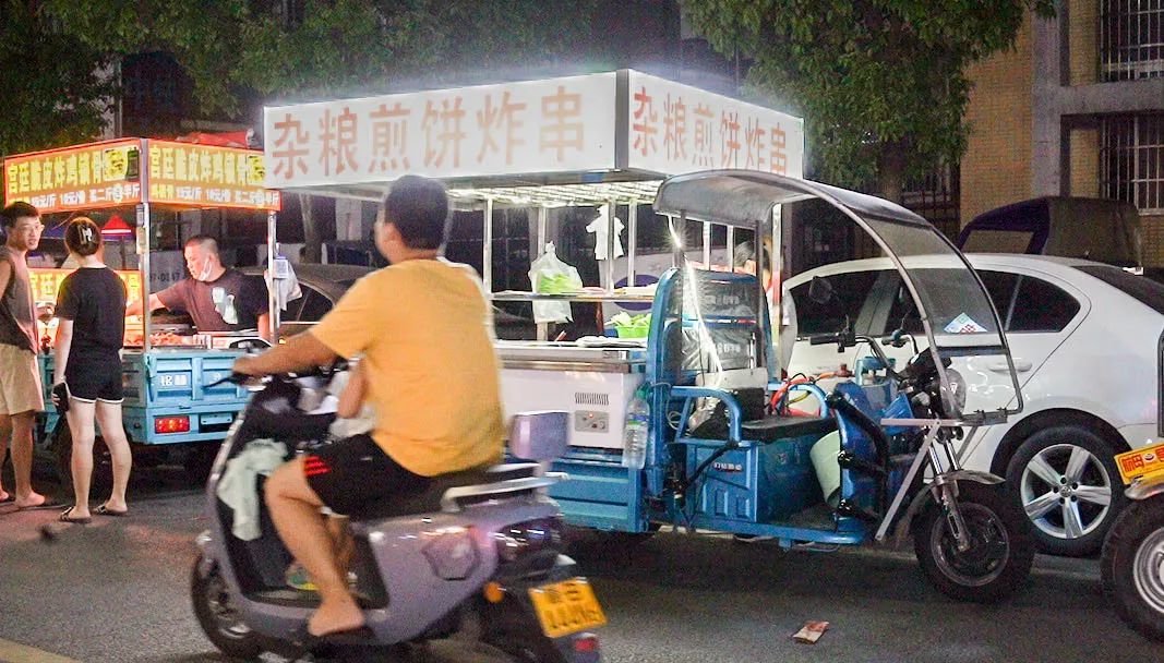 赣州福祥小区和福缘小区附近夜间大量路边摊占道经营 噪音扰民