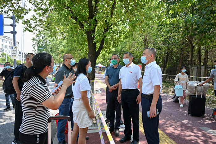 上饶师范学院校领导深入迎新现场检查指导工作