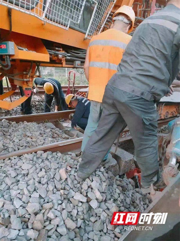广铁集团娄底工务段新化线路车间组织人员对线路开展集中检修。