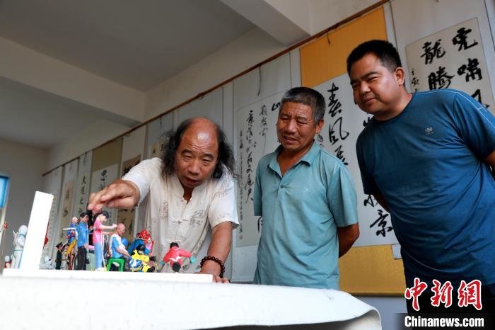 宋军方介绍面塑制作技艺。　宋杰 摄