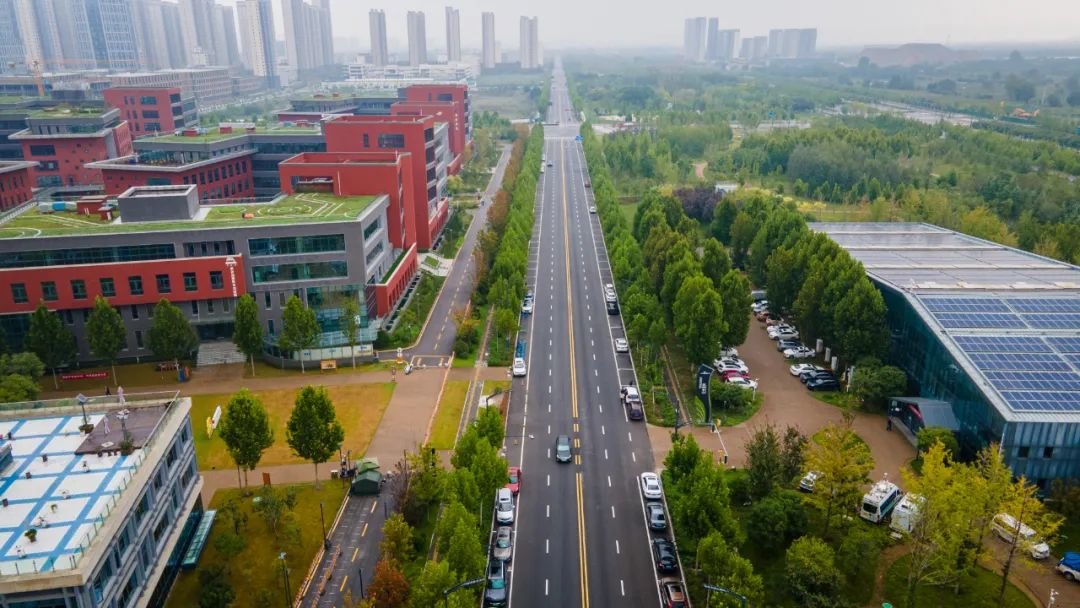 西咸新区沣西新城三辆自动驾驶小巴车进行驾驶测试