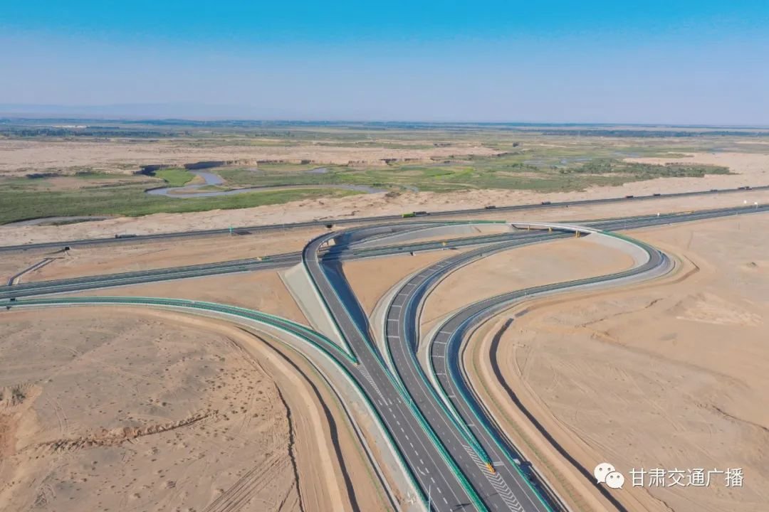 疏勒河旁的马桥公路