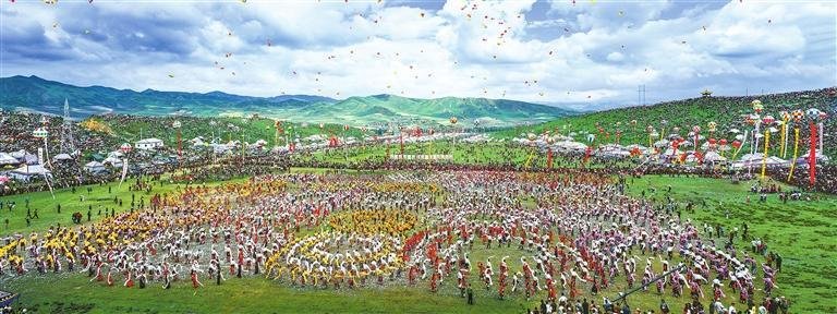 千人锅庄舞（本版图片均为资料图）