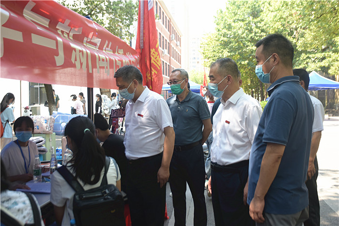 上饶师范学院校领导深入迎新现场检查指导工作