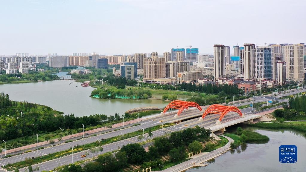这是我国西北地区首个国家级新区兰州新区城市面貌（2022年8月10日摄，无人机照片） 新华社记者 陈斌 摄