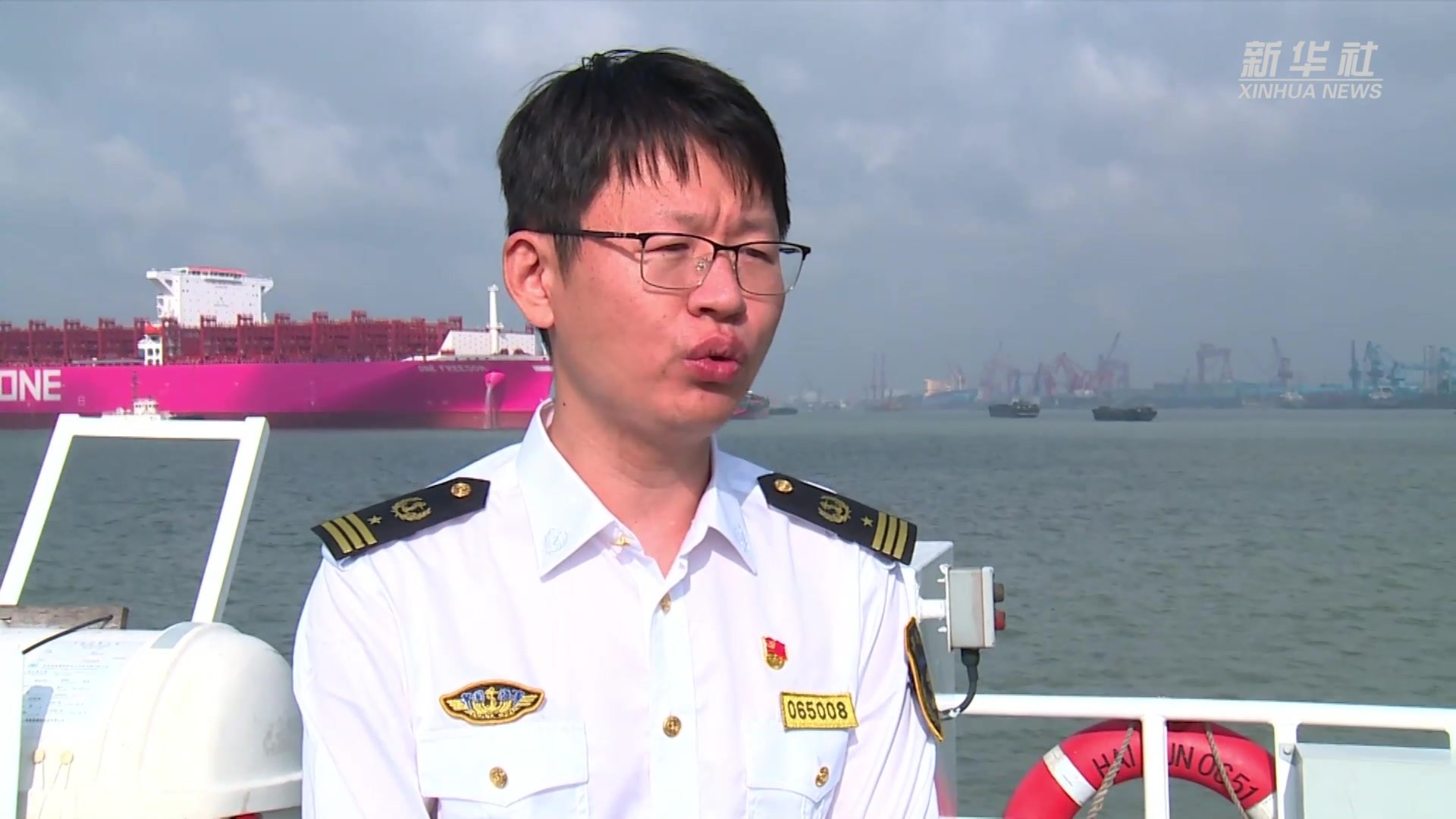 长江干线今年尺寸最大新造集装箱船出江试航