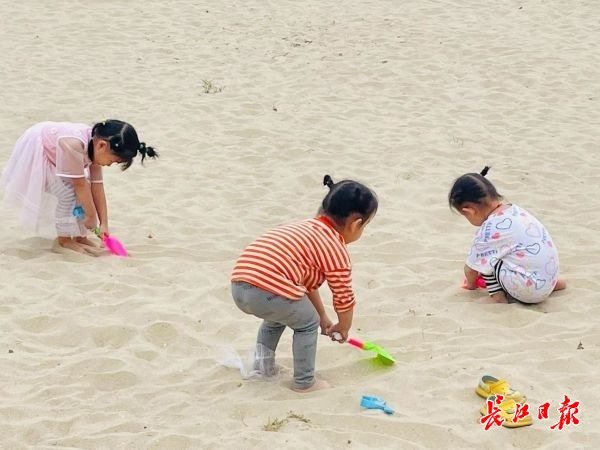 小朋友们自带小铲子“拗”造型。记者范雅琴 摄