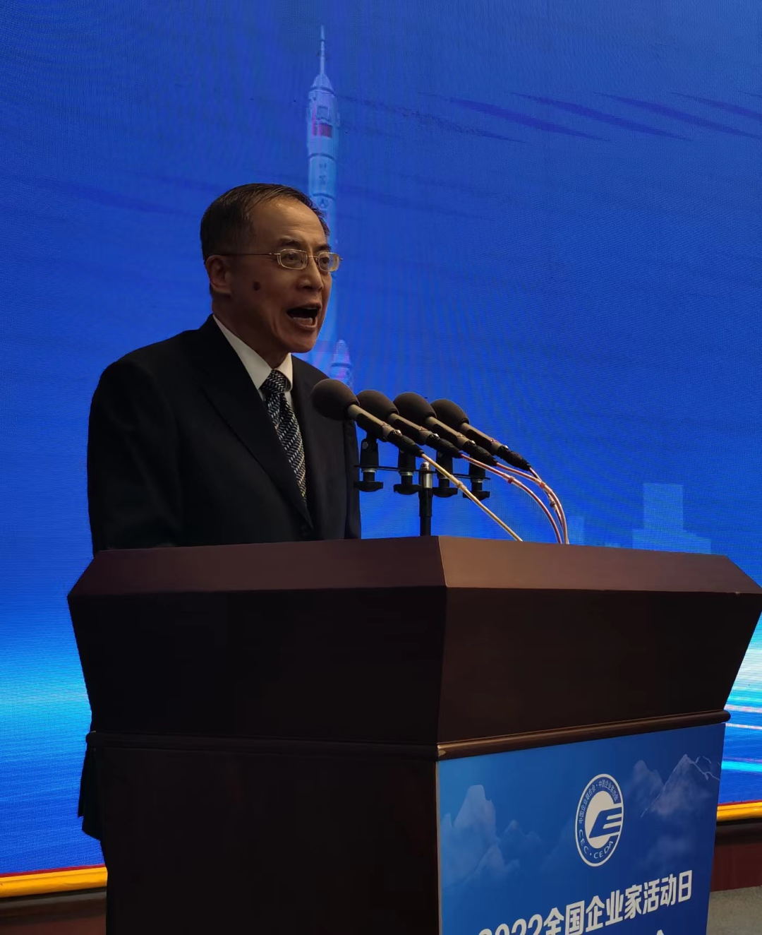 ▲中国企联党委书记、常务副会长兼理事长朱宏任主持会议