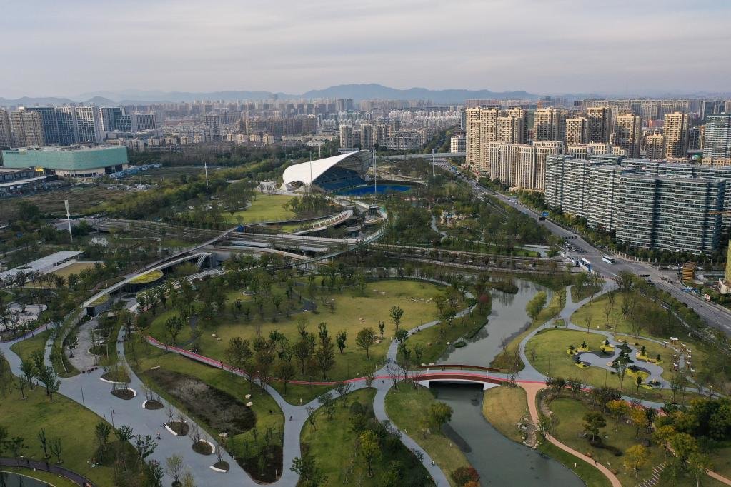 这是2021年11月9日拍摄的拱墅运河体育公园，后方场馆为“杭州伞”体育场，亚运会期间为曲棍球项目的比赛场地（无人机照片）。新华社记者 黄宗治 摄