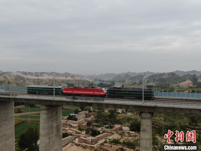 银兰高铁甘肃段接触网冷滑试验完成，为工程全面送电、热滑及联调联试工作奠定基础。　董桓民 　摄