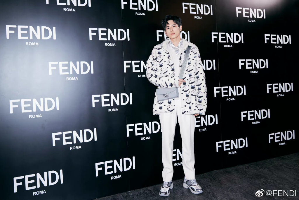 妈妈的衣柜？不，是Fendi为你创造的独家Y2K
