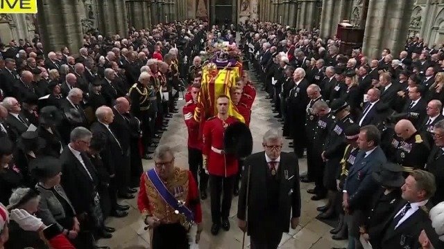 英女王葬礼举行 查尔斯三世和王室成员护送灵柩进场