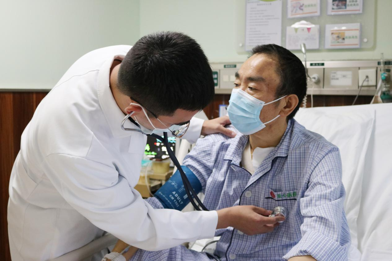 医生为彭先生检查身体