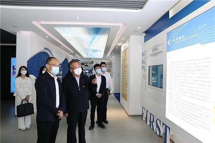 来宾参观校史馆