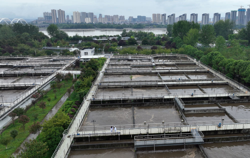 陕西汉中市城市污水处理厂员工在取样检测污水指标（9月20日摄，无人机照片）。