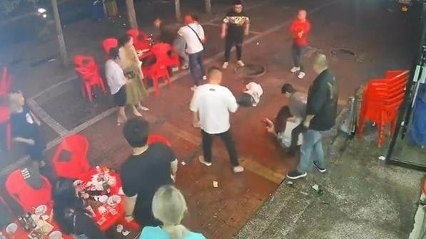 凤凰晚报|唐山烧烤店打人案宣判；吴尊友谈今冬新冠疫情走势