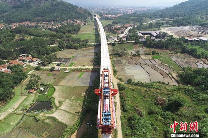 资料图：2022年9月7日，施工中的印尼雅万高铁，这是“一带一路”建设和中印尼两国务实合作标志性项目。(无人机照片) <a target='_blank' href='/'>中新社</a>发 王增堃 摄 